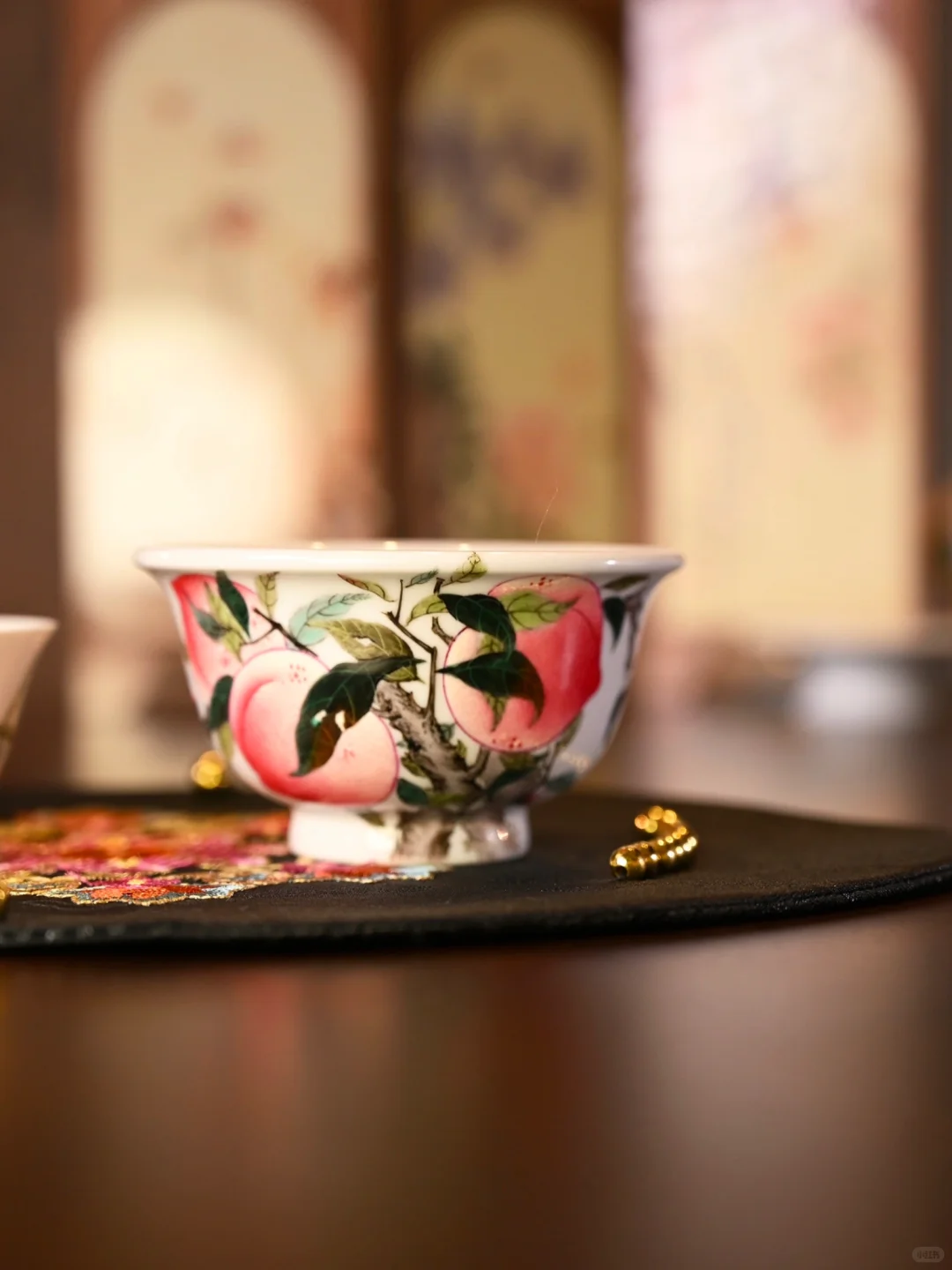 掌心桃源｜景宫瓷园粉彩寿桃压手杯