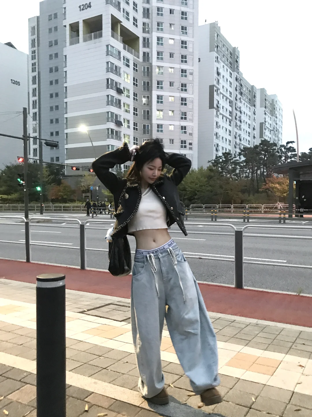 韩女街头风穿搭｜这条牛仔裤太显腿长了🤯