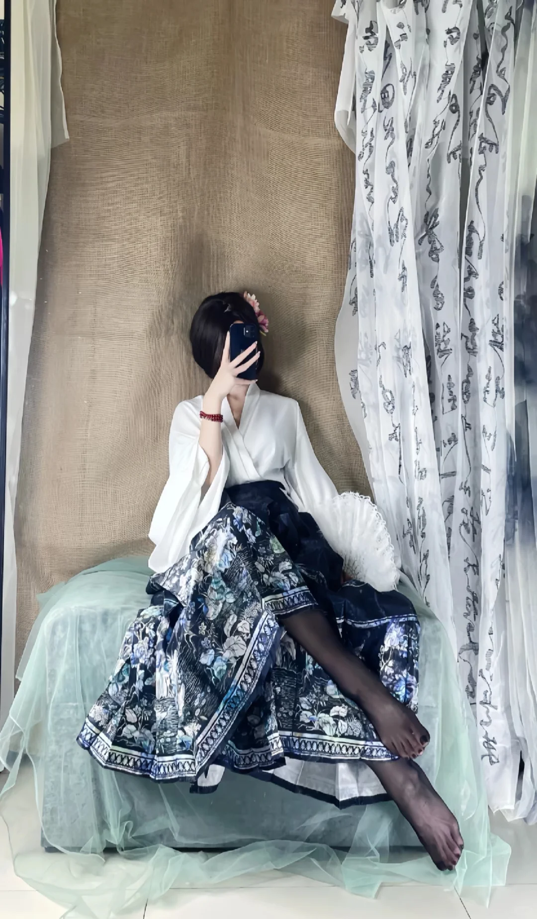 犹抱琵琶半遮面，笙笙抑扬情未干。