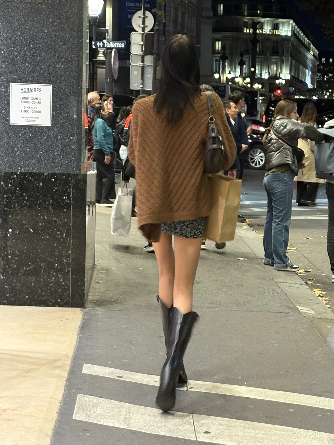 巴黎女孩儿街头路人穿搭 安静和灵动的