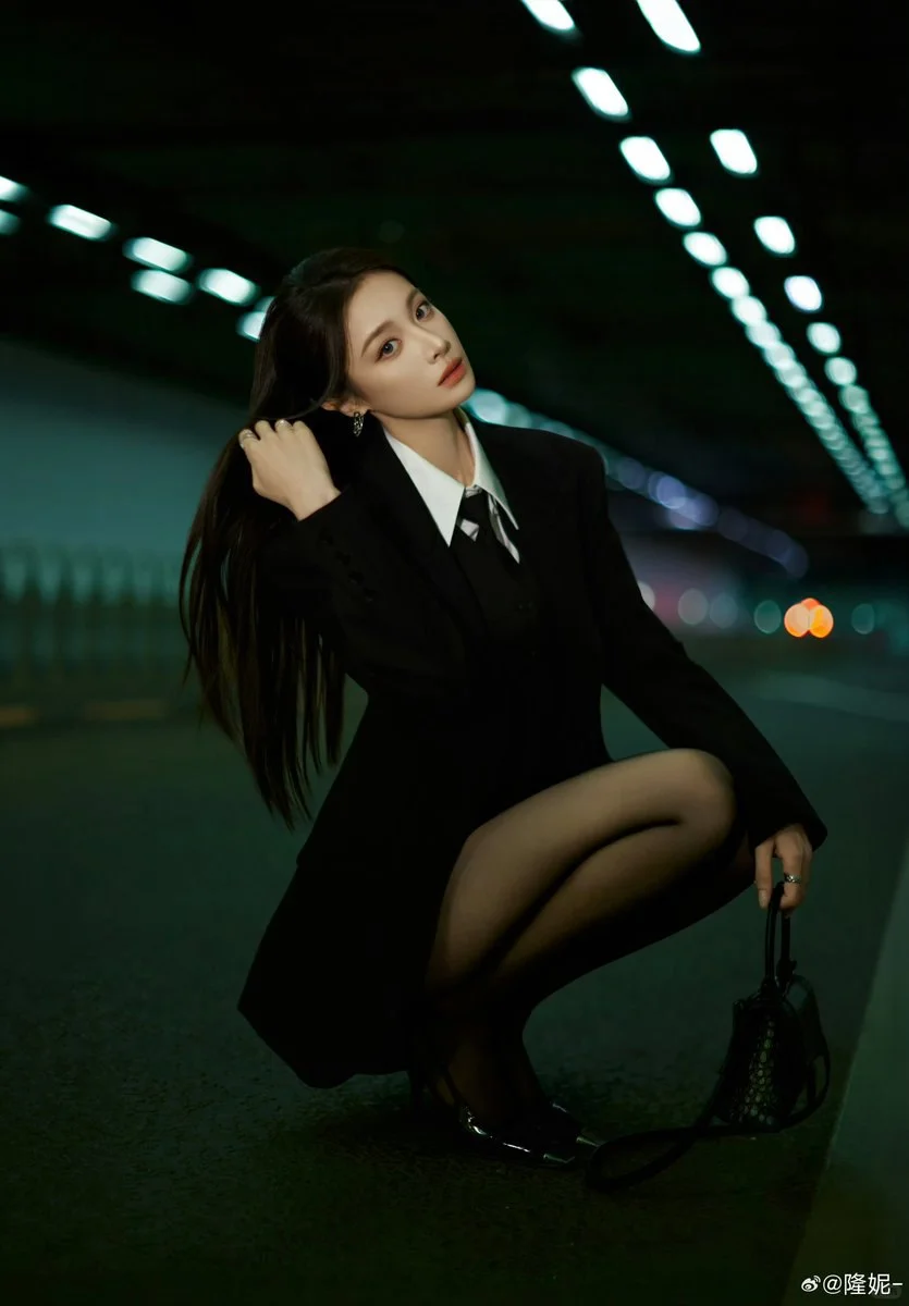 #隆妮 黑丝美腿细高跟