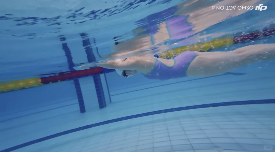 太热了跳进泳池里吧