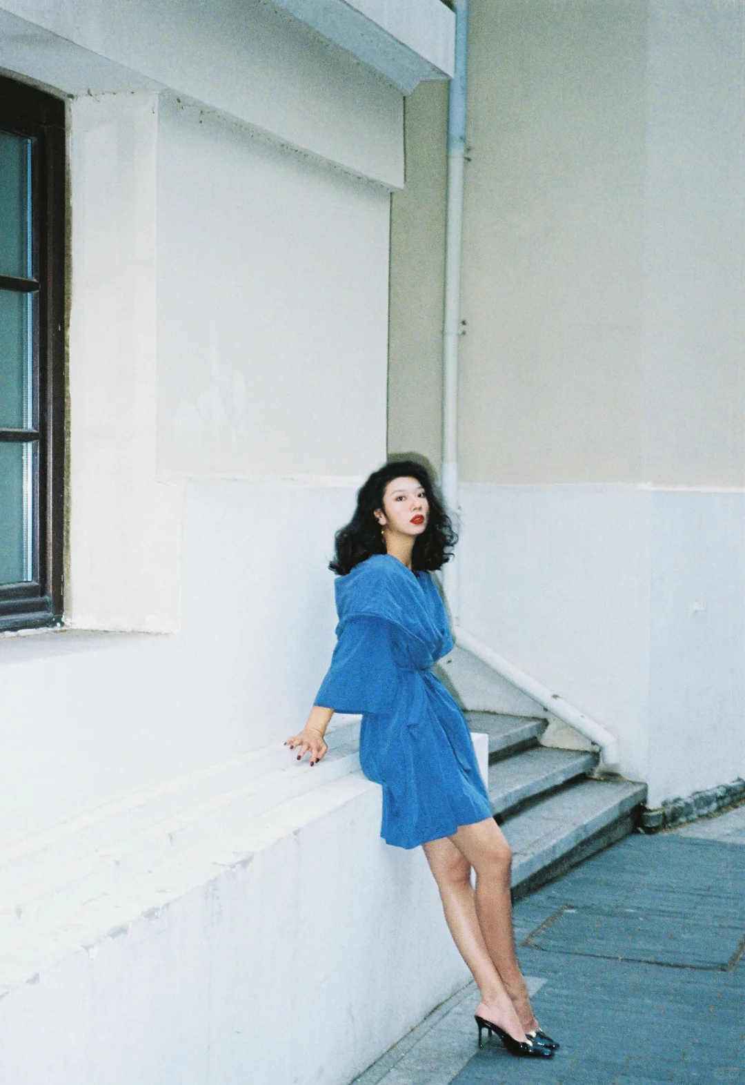 她站在那里就是风情