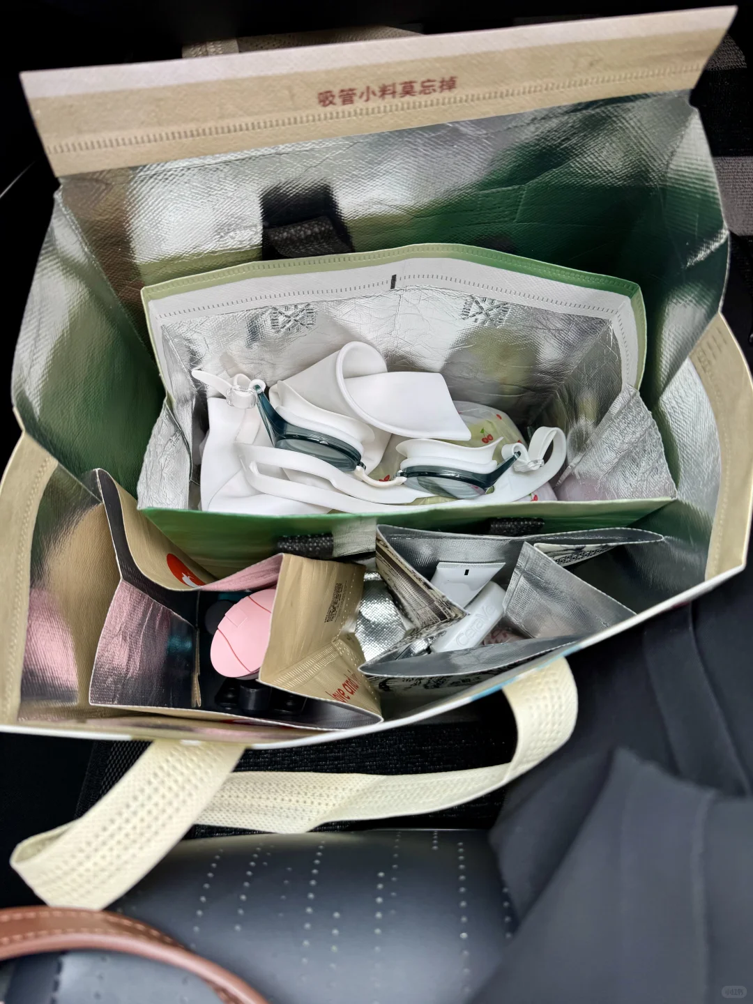 我们屌丝游泳女的游泳包是这样的了