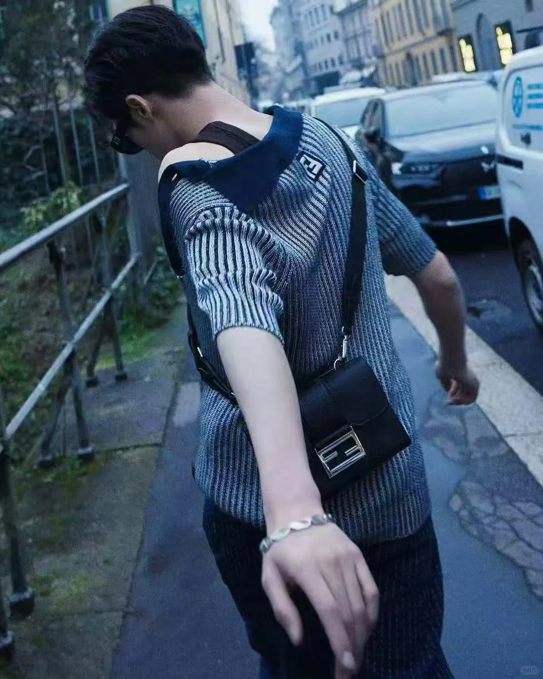 小露香肩，恰到好处的脆弱感和纤细感