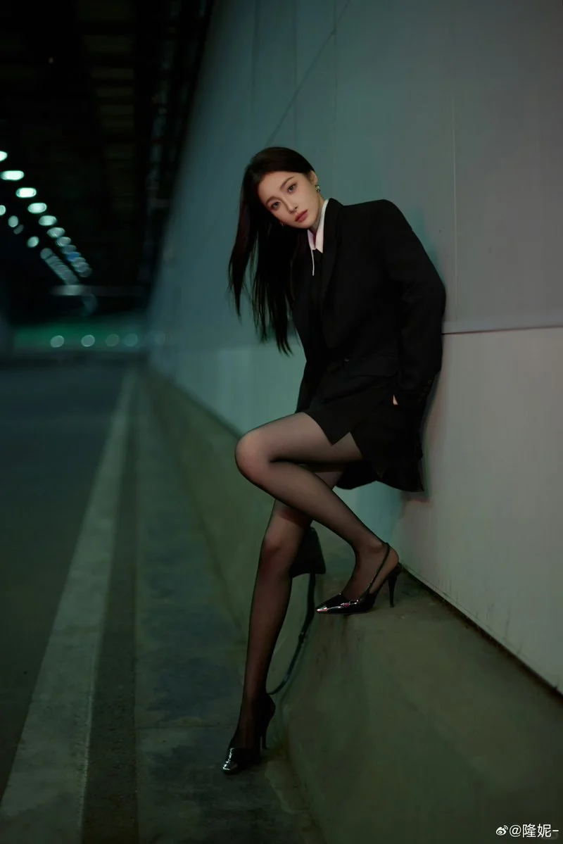 #隆妮 黑丝美腿细高跟