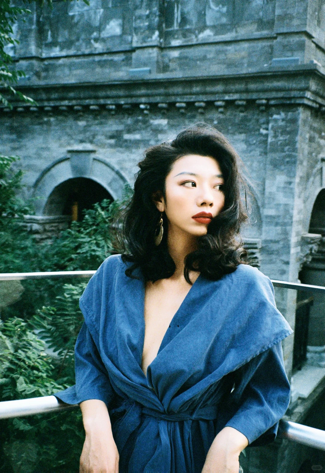 她站在那里就是风情