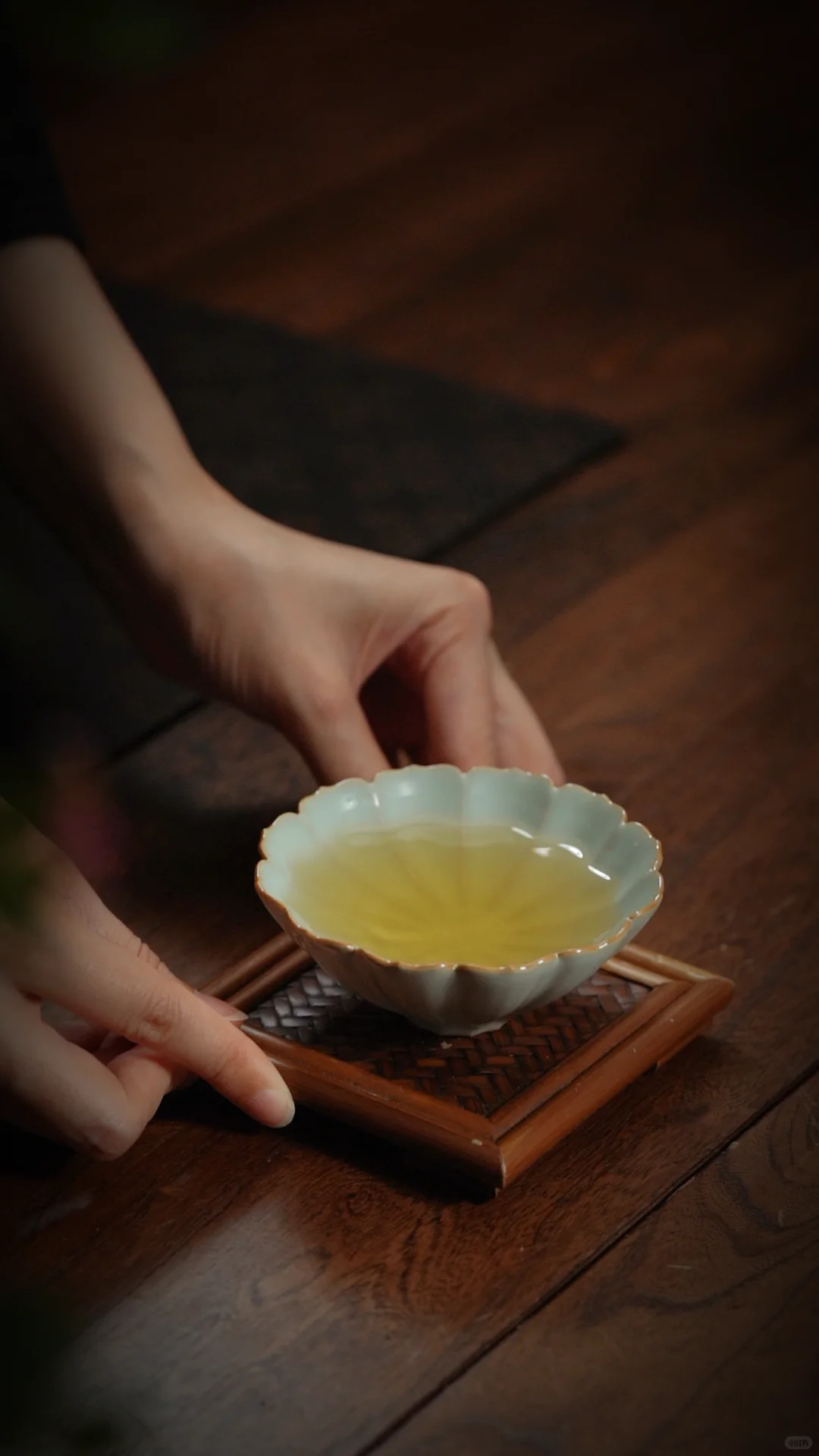 请您细品这款汝窑花口斗笠杯