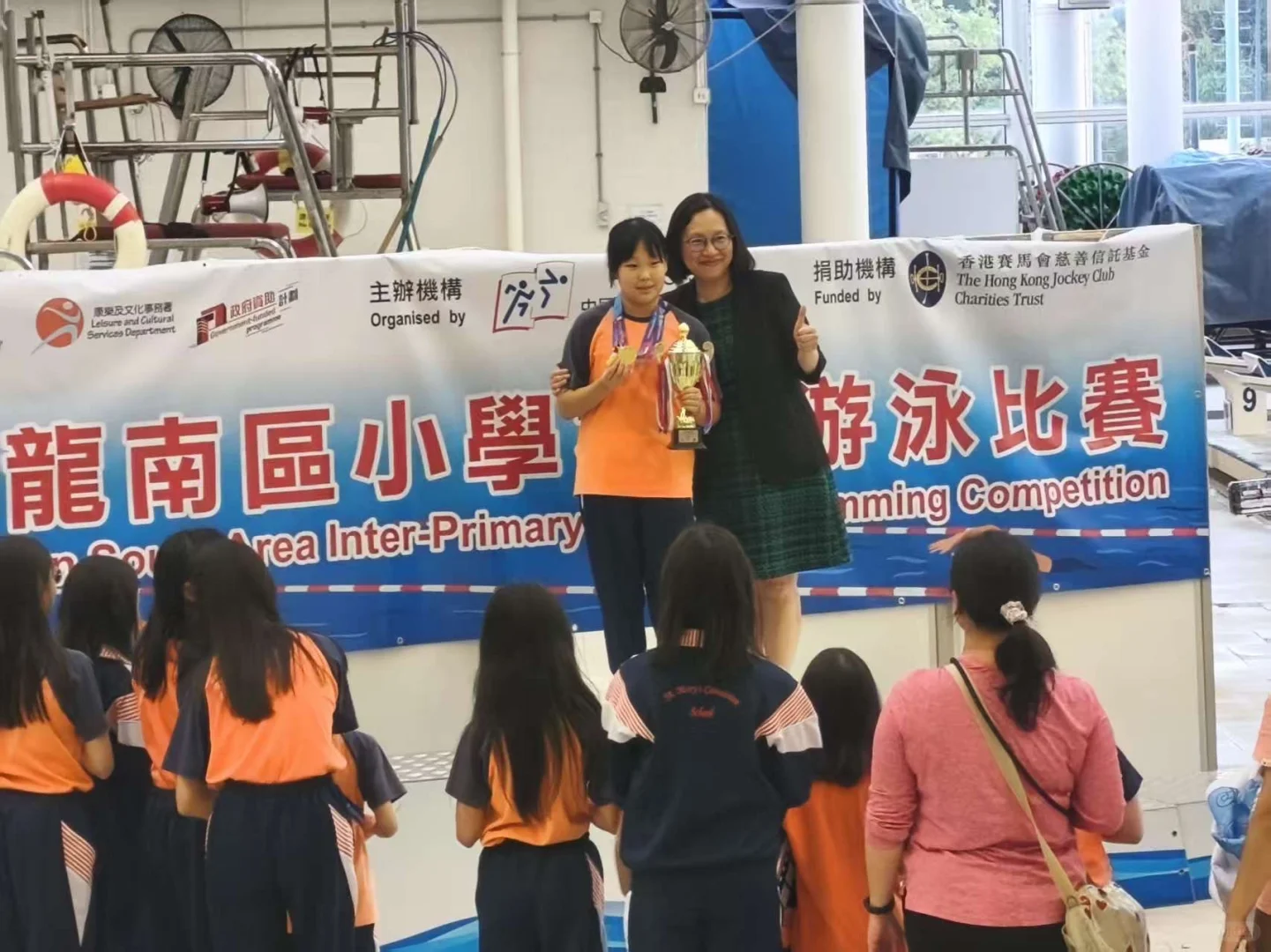 祝贺圣玛丽学校游泳比赛突破历史！