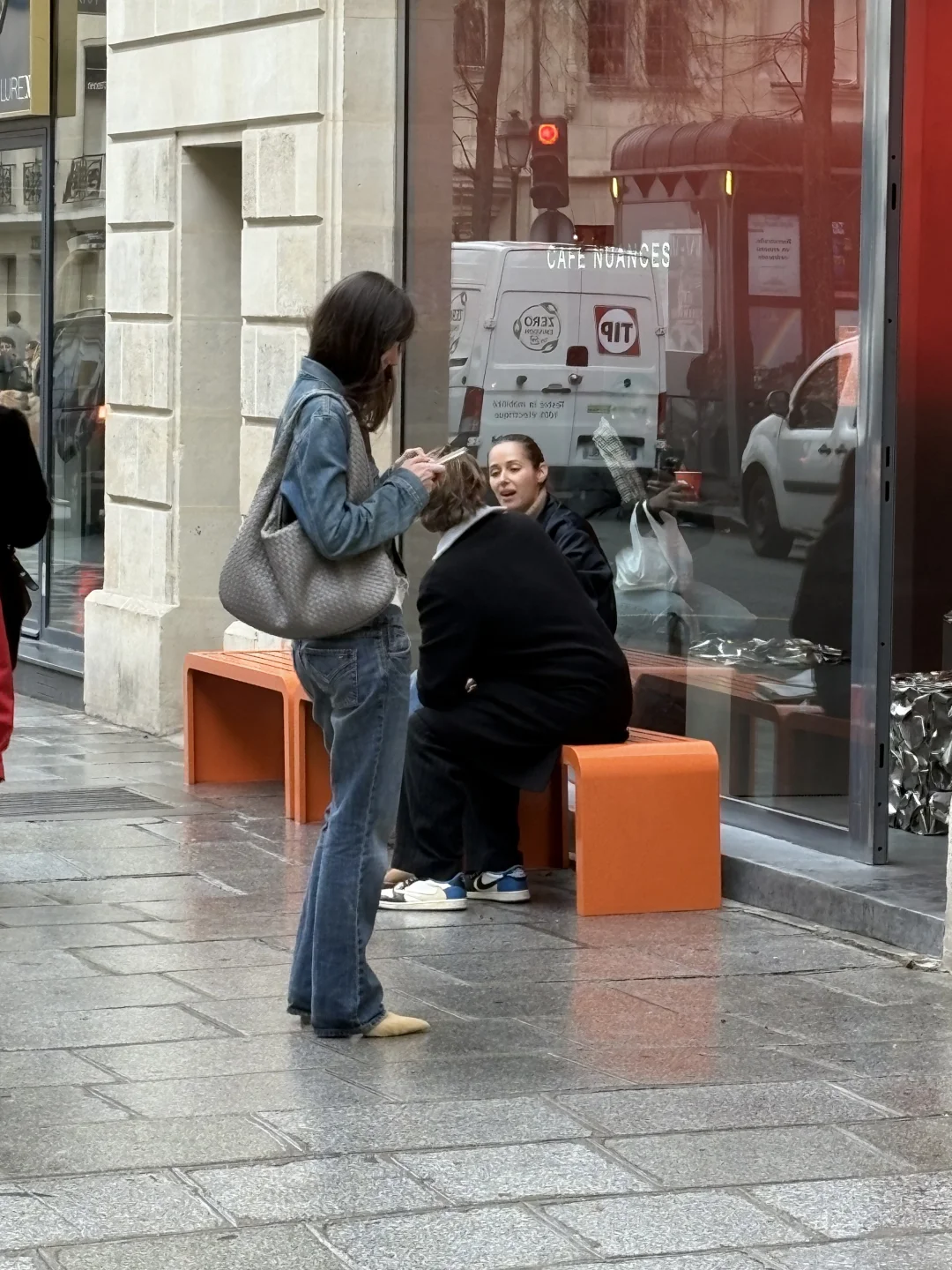 巴黎女孩儿街头路人穿搭 安静和灵动的