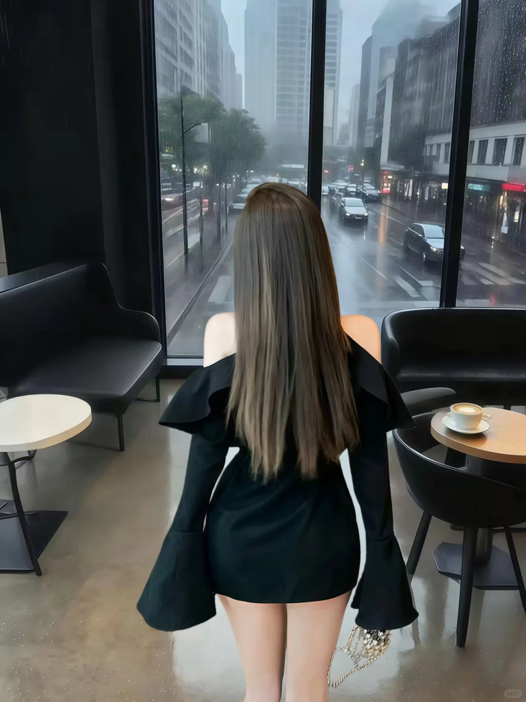 谁能拒绝一件把身材和气场都拿捏住的小黑裙