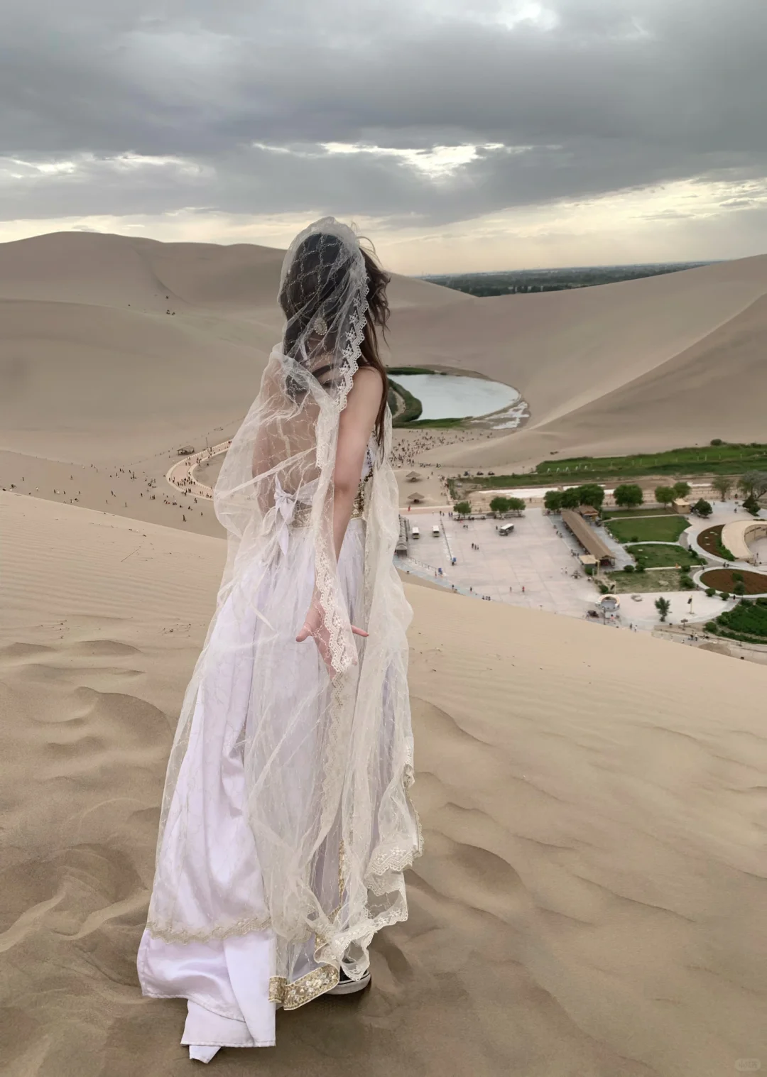 看一眼月牙泉 就回头