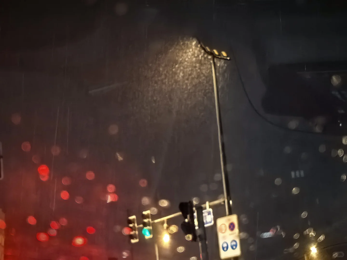 降雪天的路灯，真的好美耶！