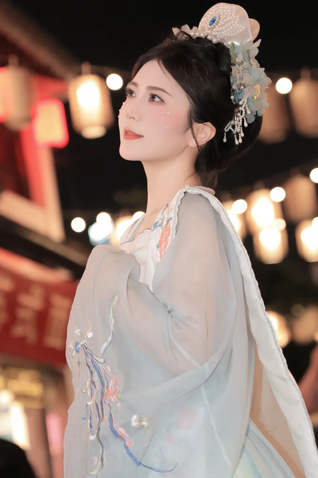 她在夜晚，我在古装里。