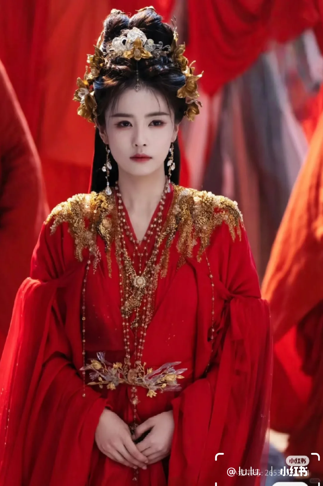 女明星穿红色汉服