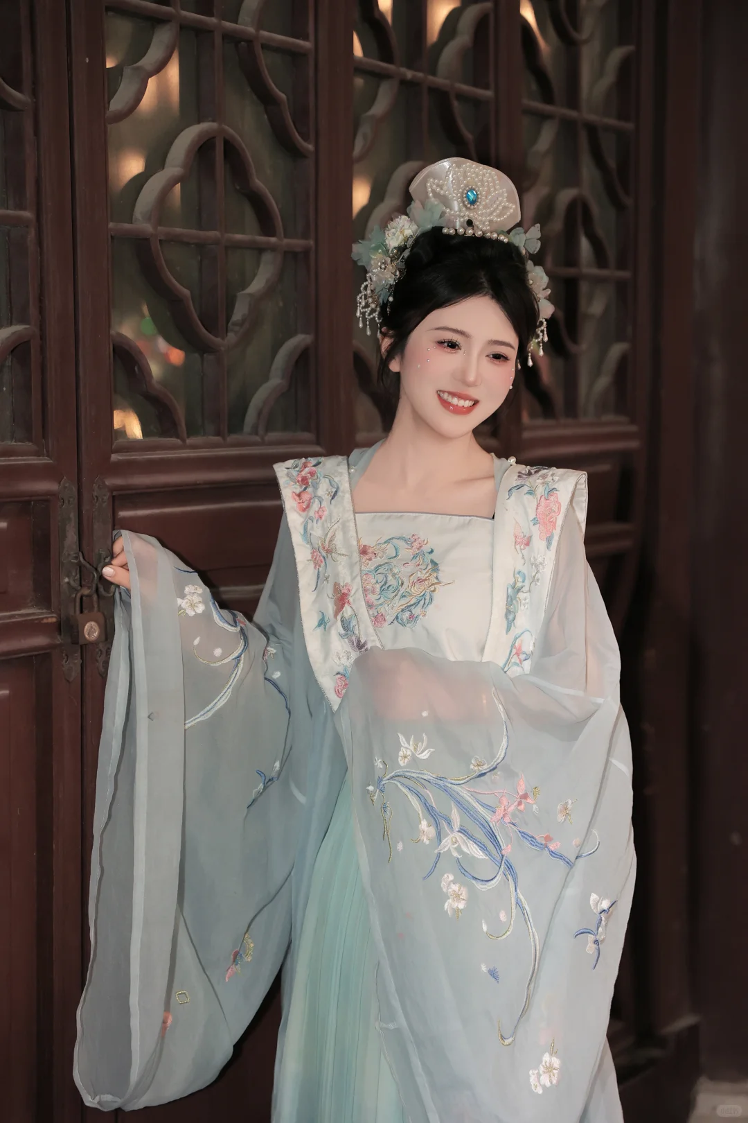 她在夜晚，我在古装里。