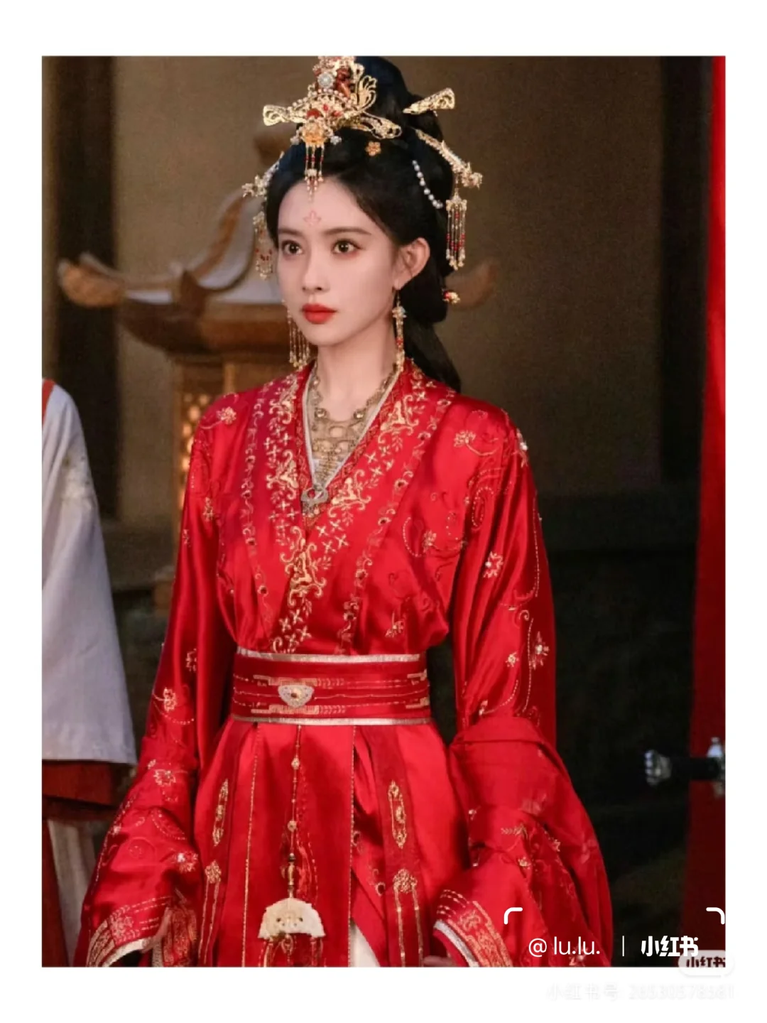 女明星穿红色汉服