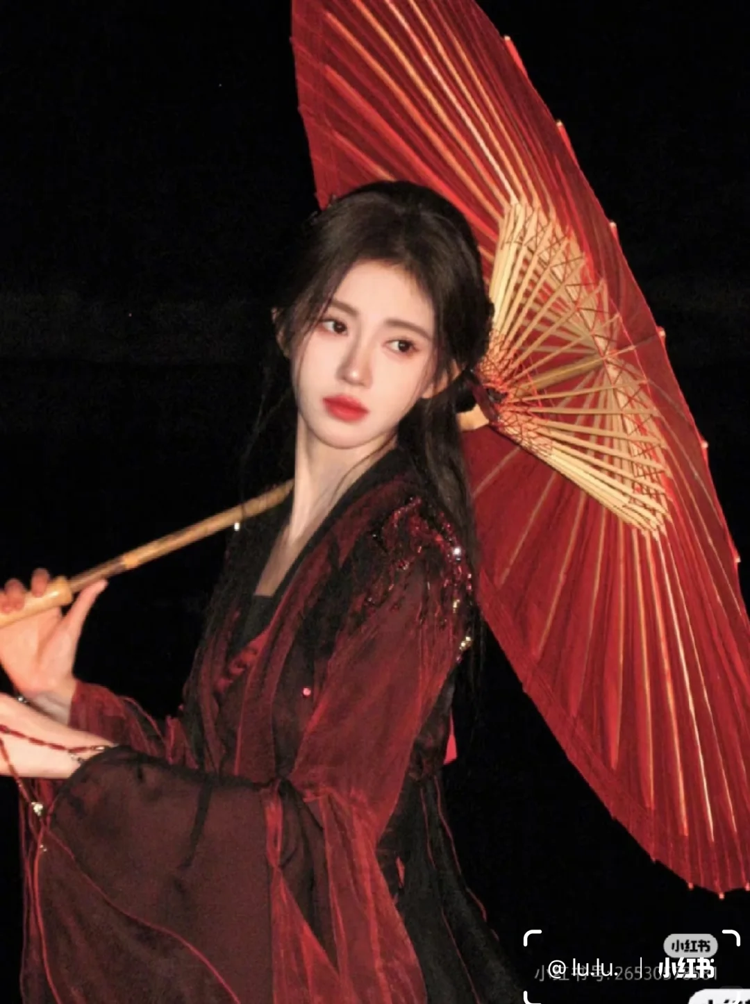 女明星穿红色汉服