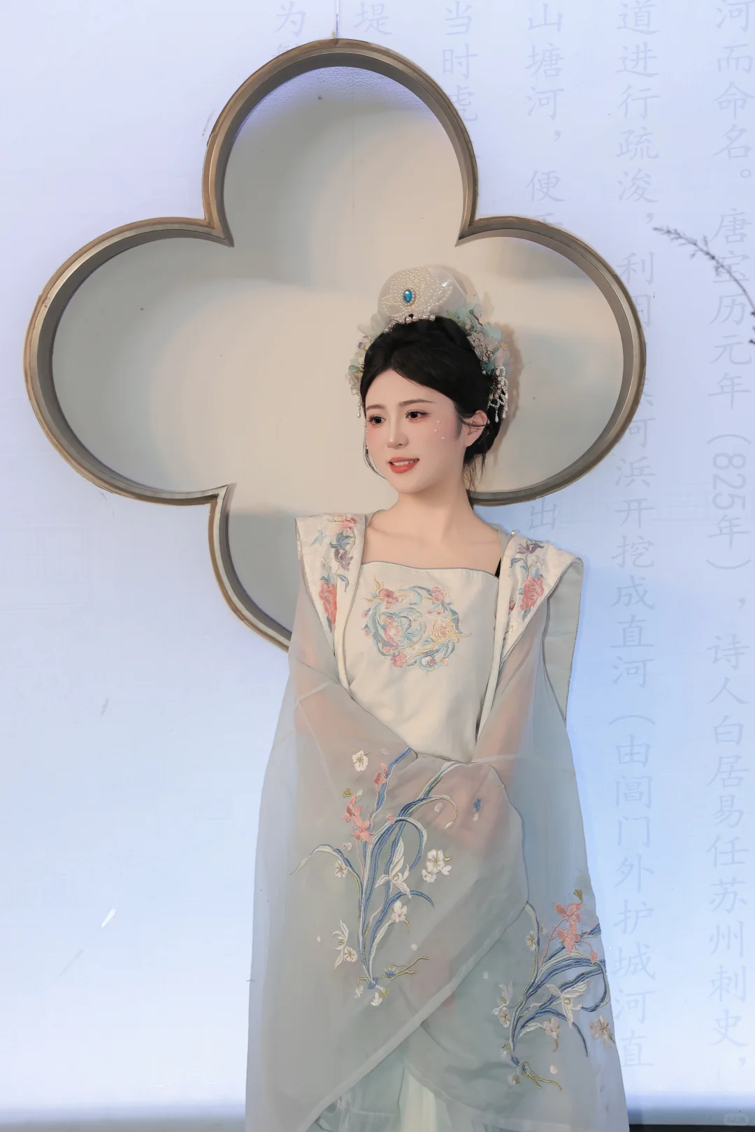 她在夜晚，我在古装里。