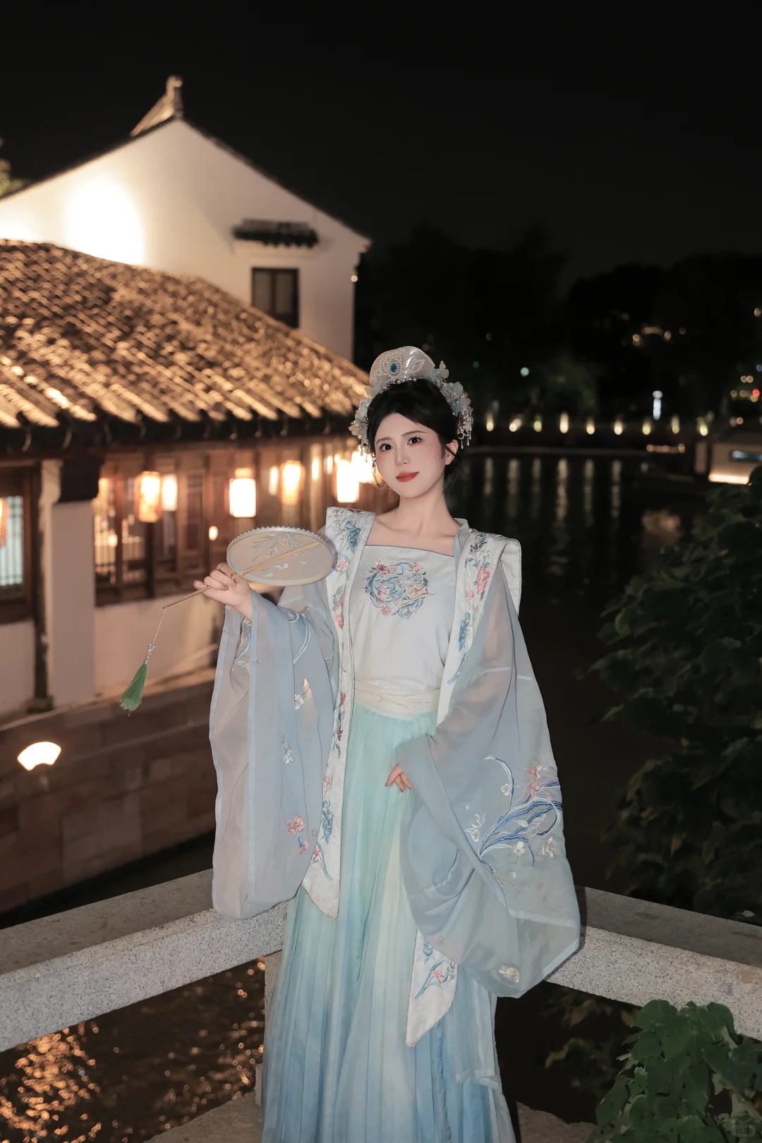 她在夜晚，我在古装里。