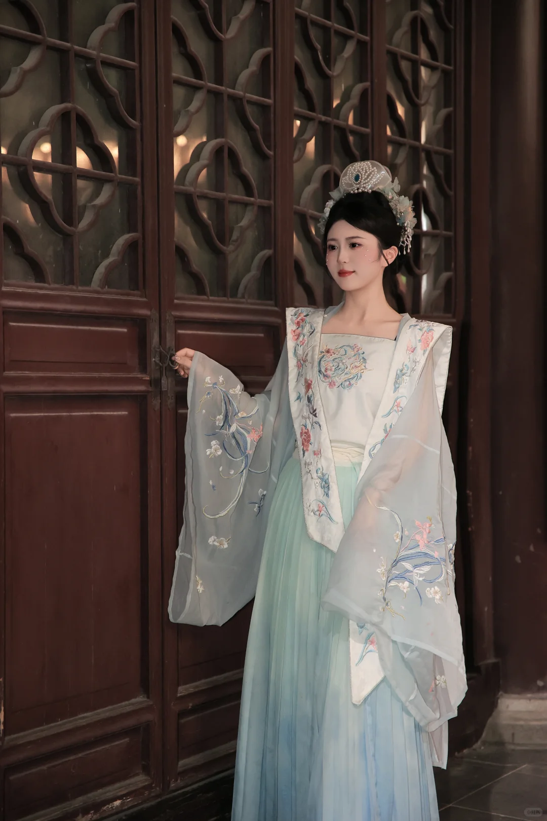 她在夜晚，我在古装里。