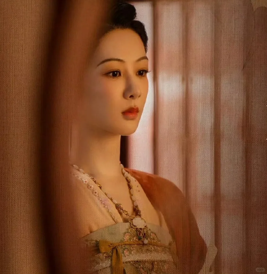 国色芳华是以刻画一位君子的方式塑造何惟芳