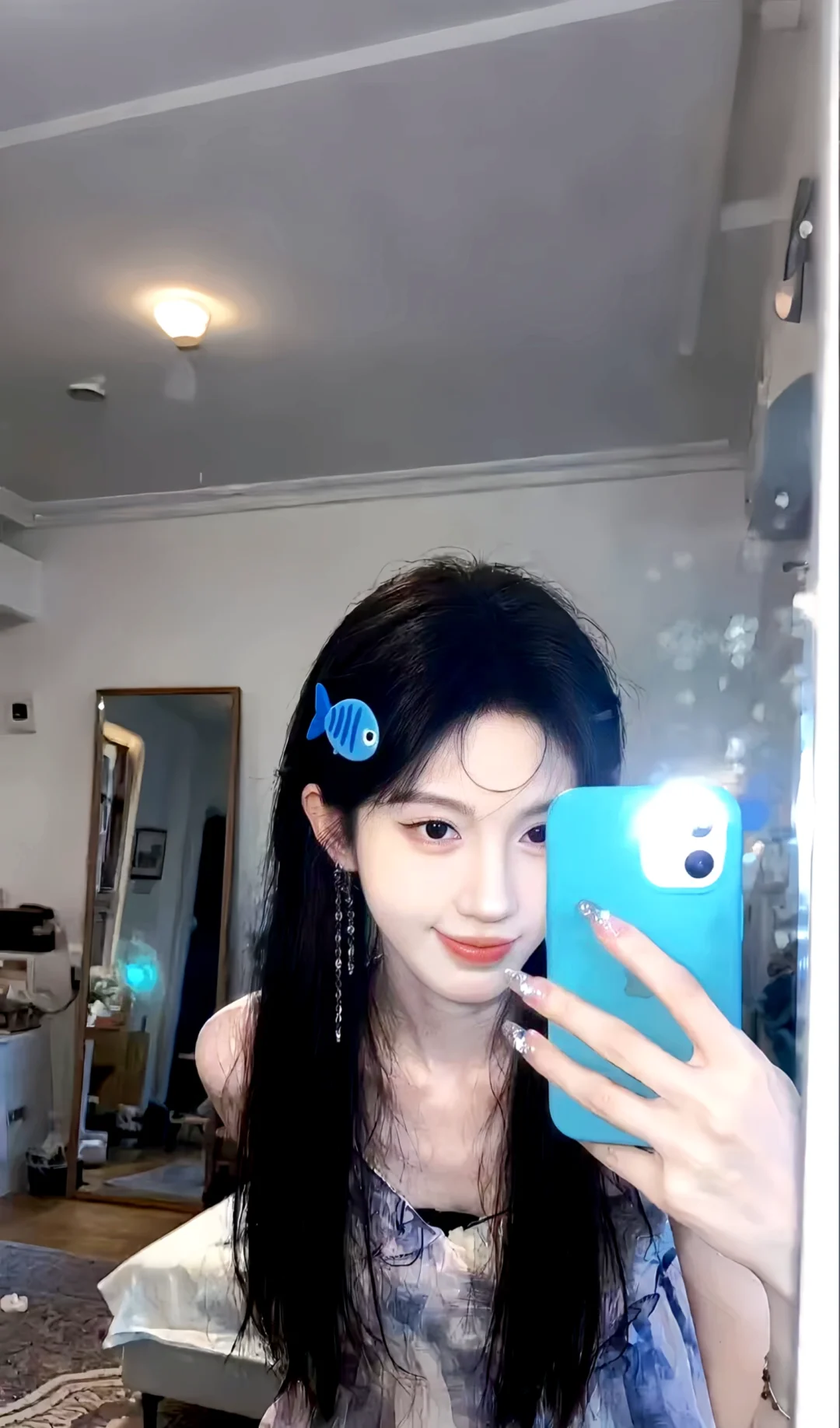 鞠婧祎对镜拍壁纸