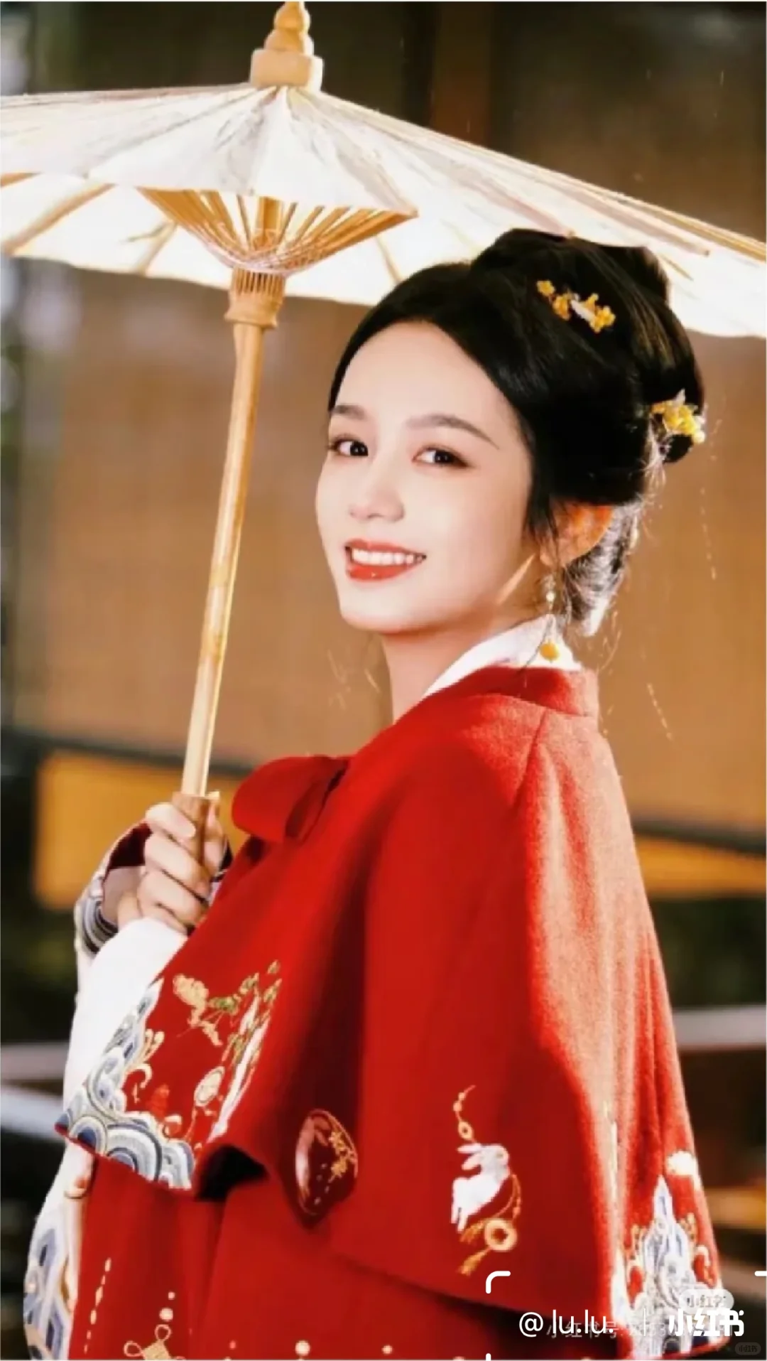 女明星穿红色汉服