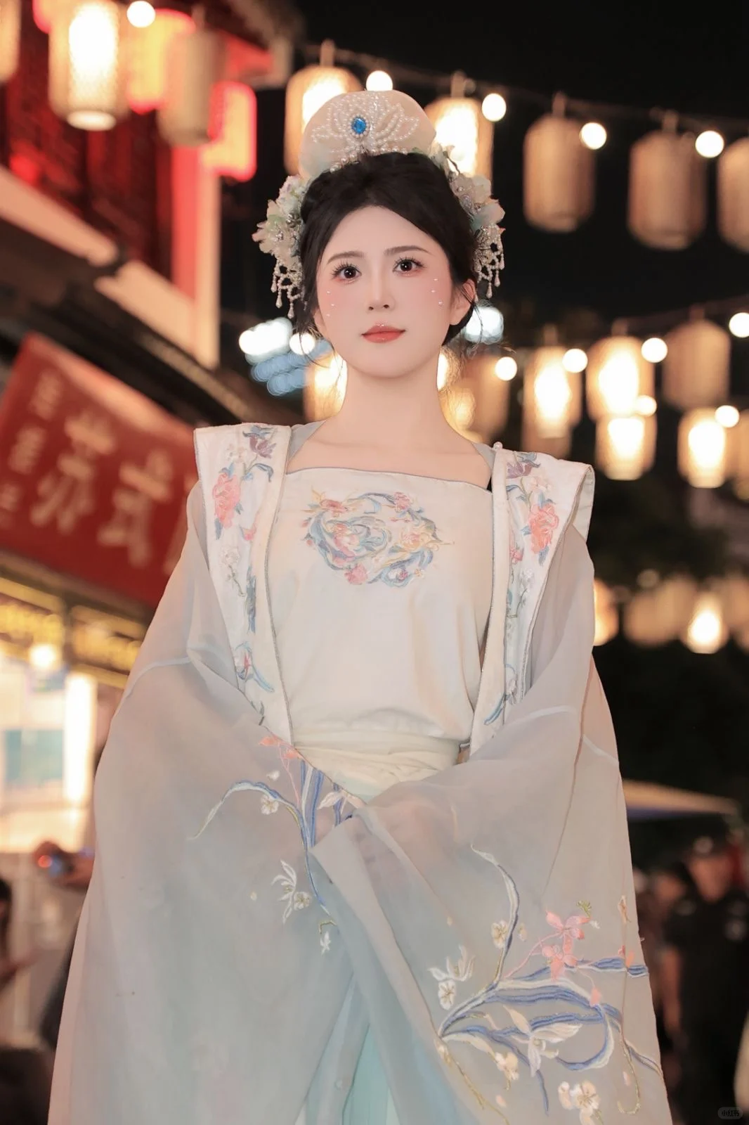 她在夜晚，我在古装里。