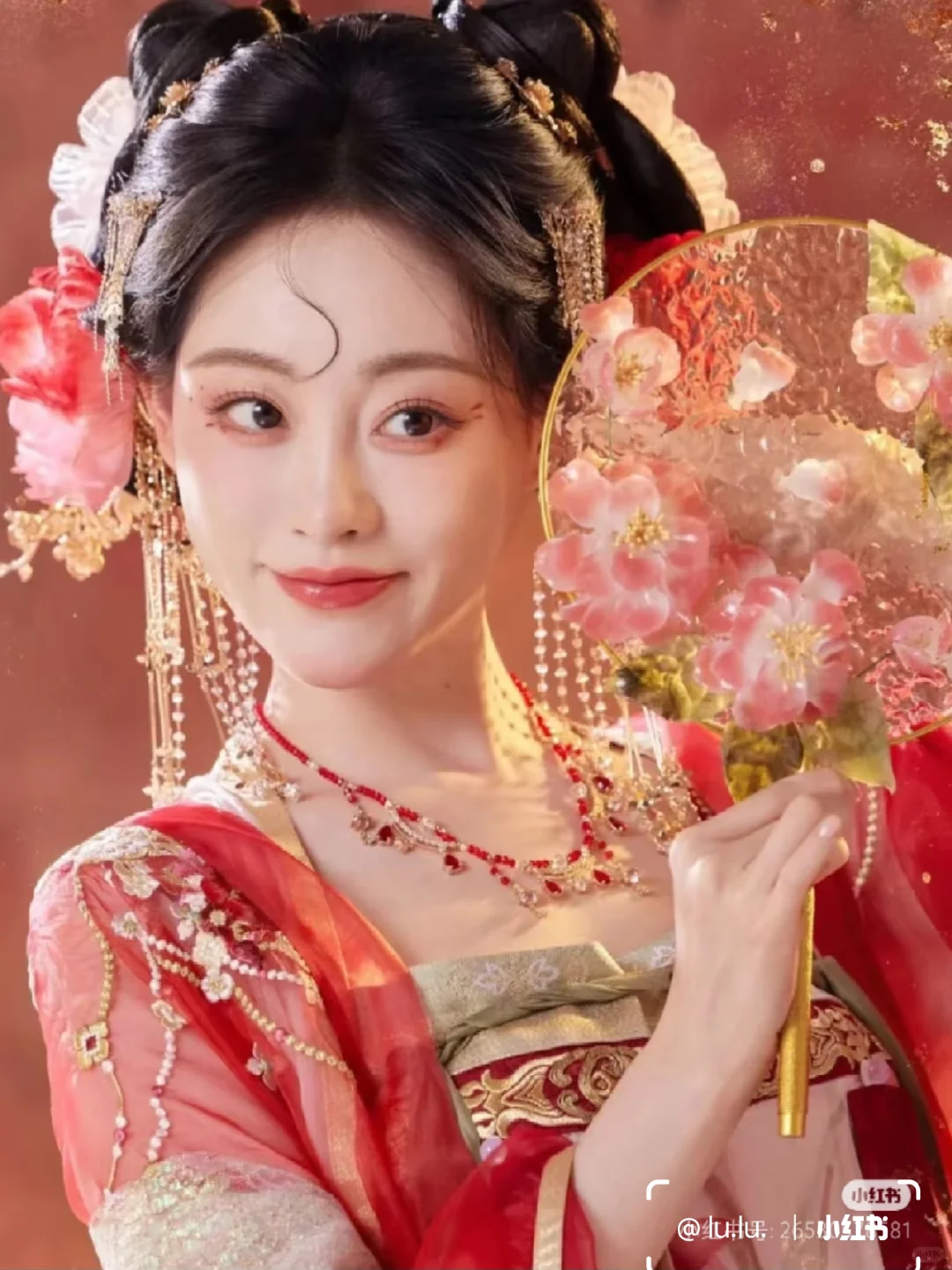 女明星穿红色汉服