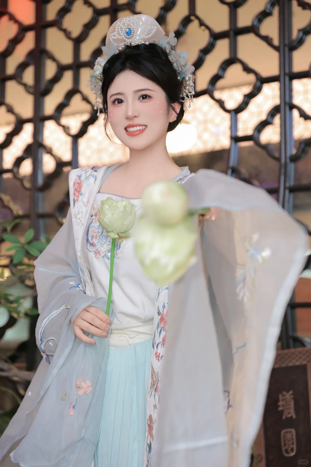 她在夜晚，我在古装里。