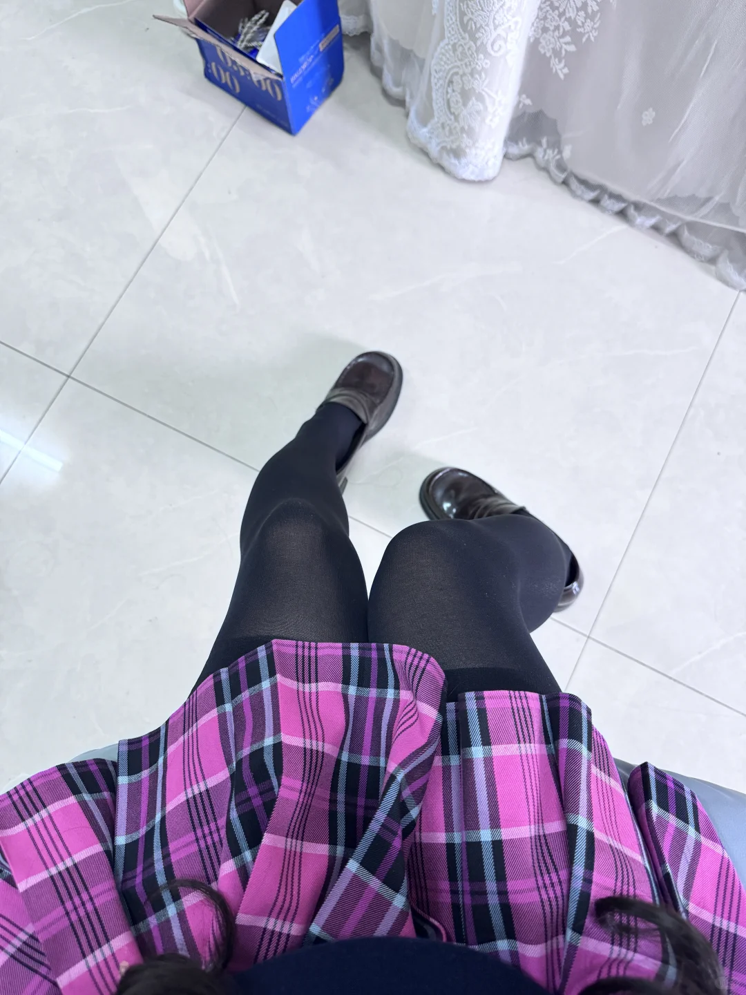 个子矮的把过膝袜往上提就变成厚黑了