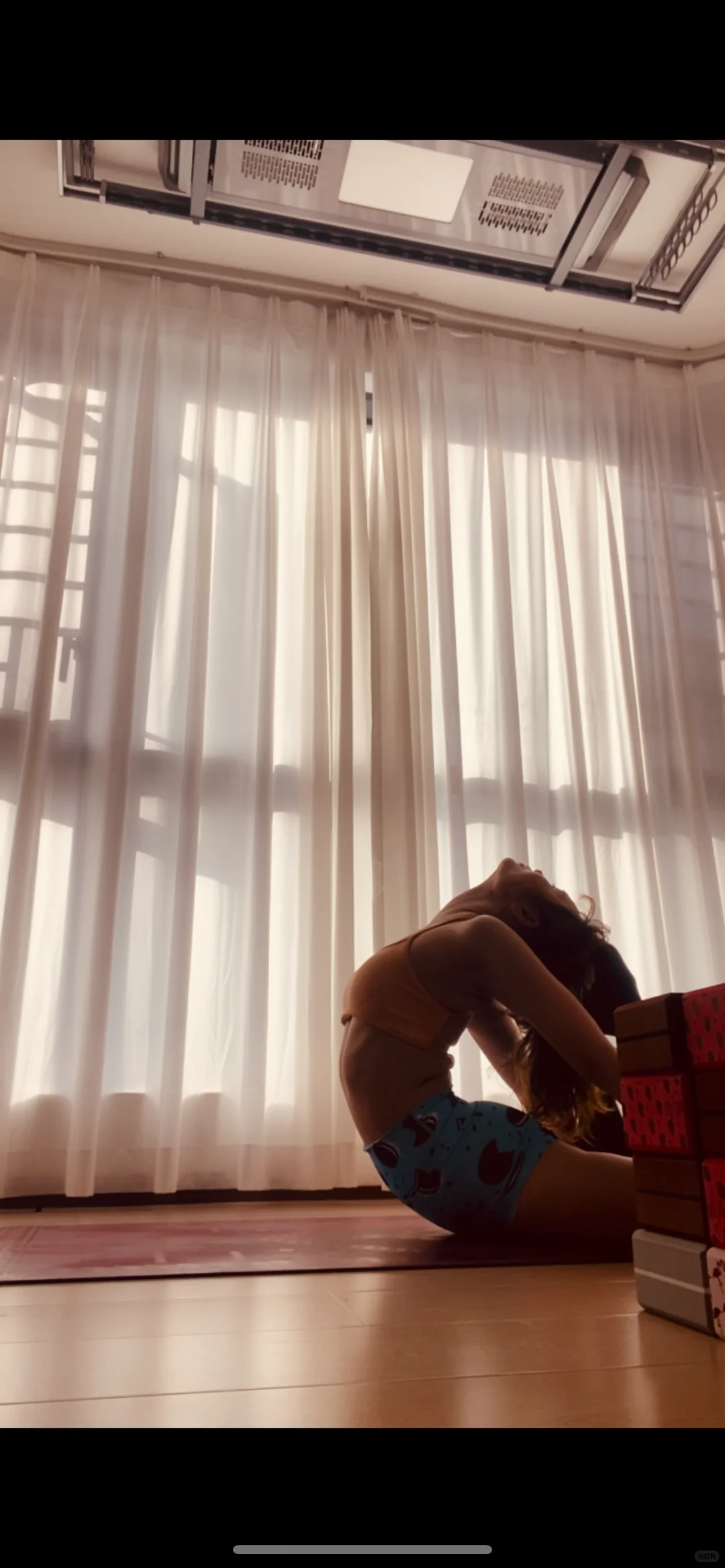 练习瑜伽的女孩子yyds