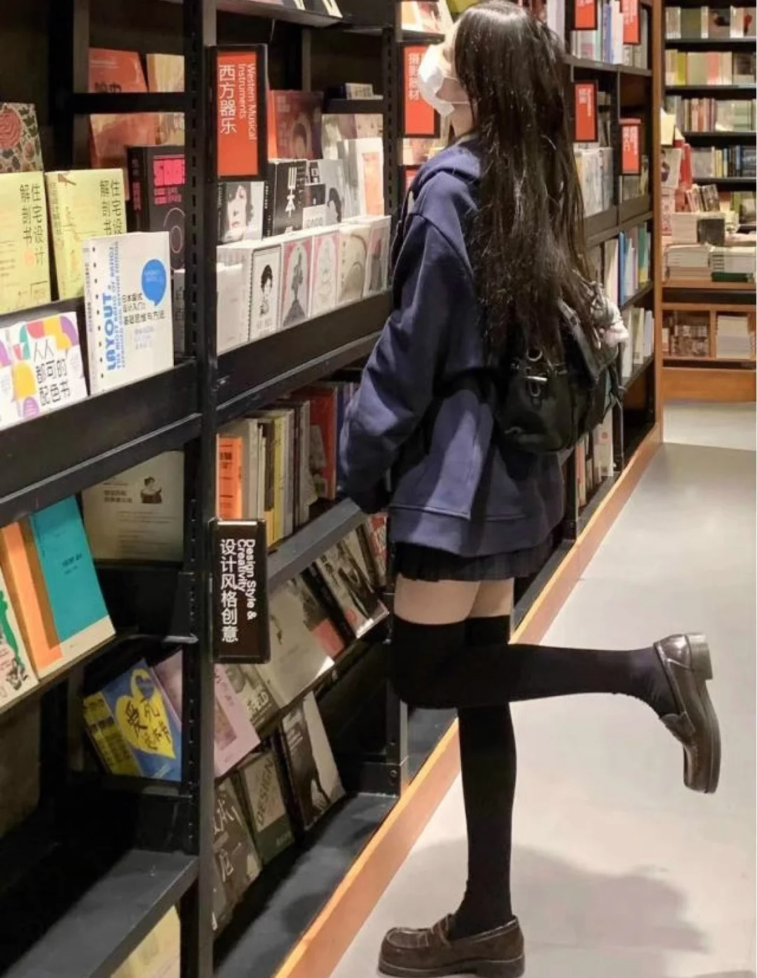 过膝袜搭出时尚,温暖整个冬天