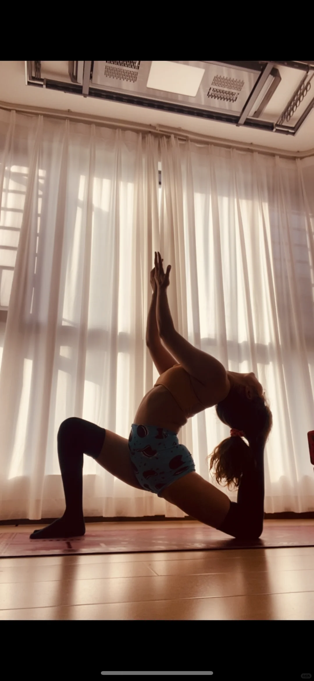 练习瑜伽的女孩子yyds