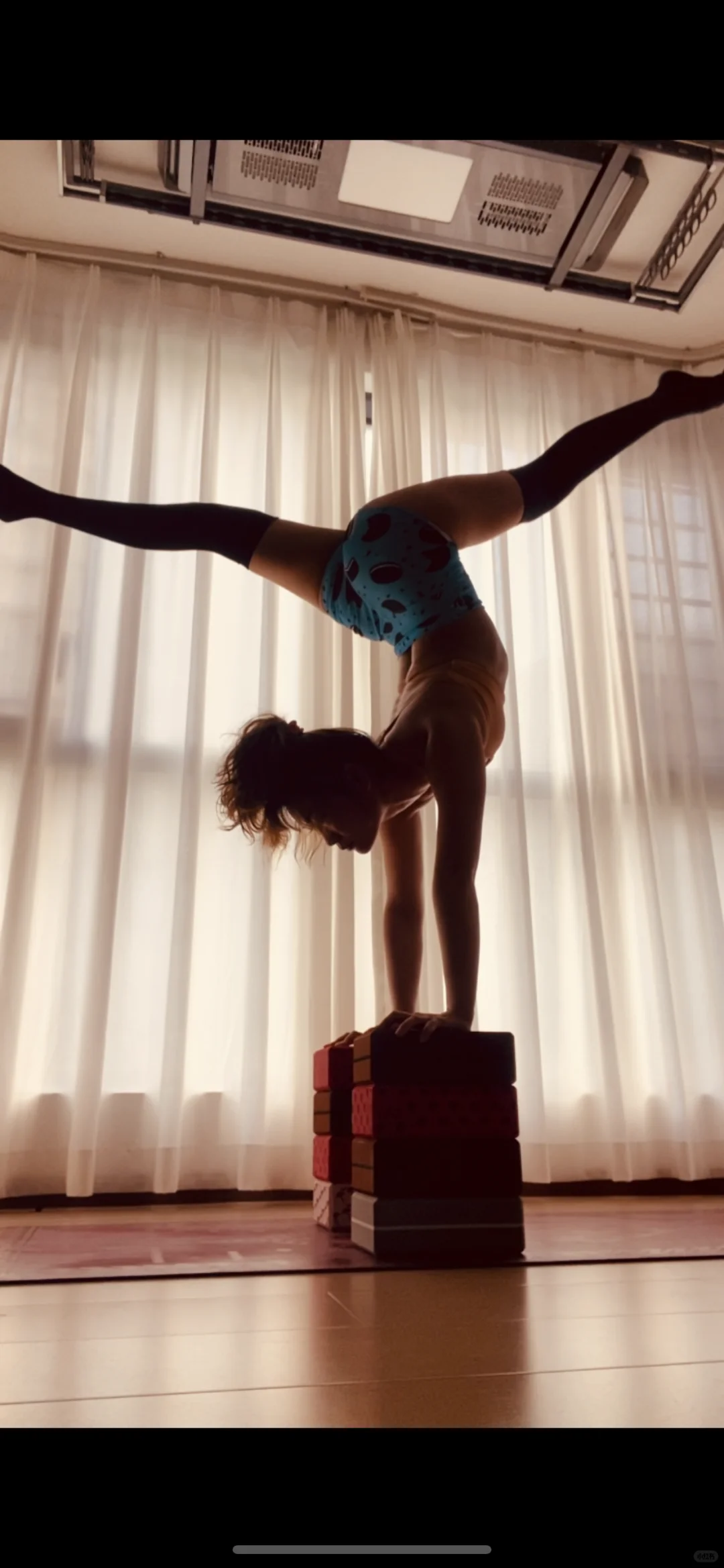 练习瑜伽的女孩子yyds