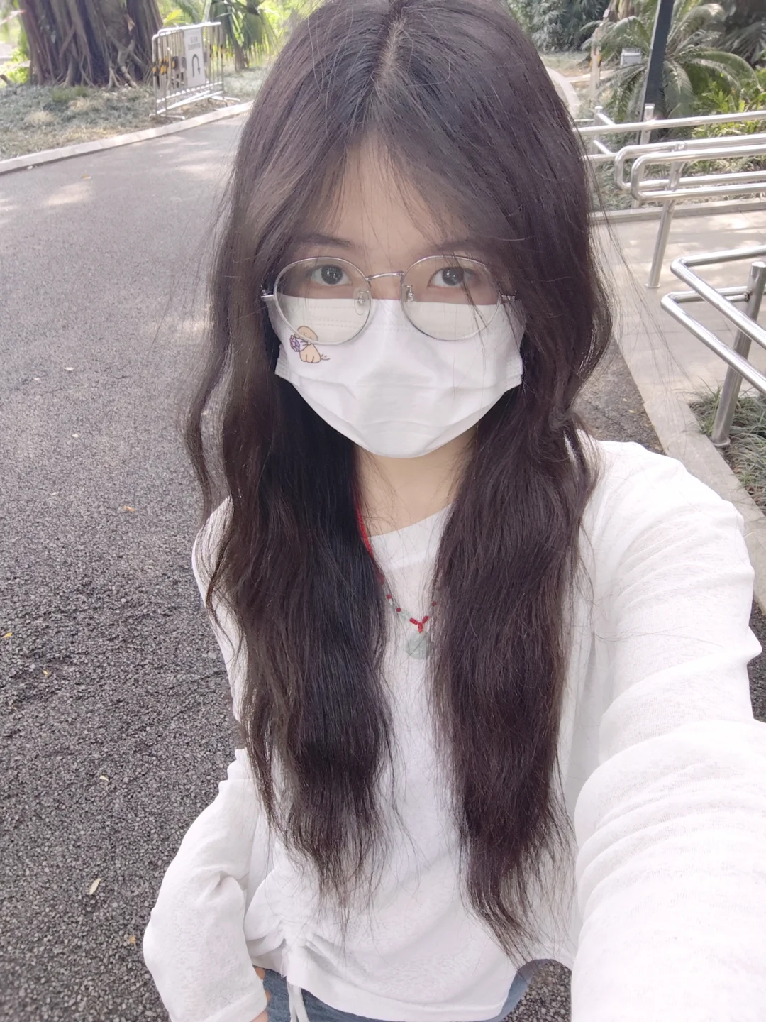 “在球场给打球的学妹送水”