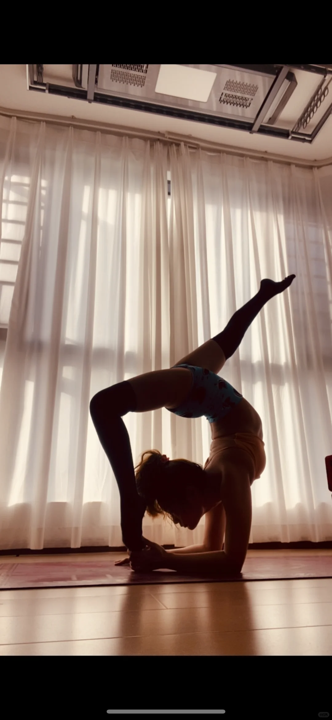 练习瑜伽的女孩子yyds