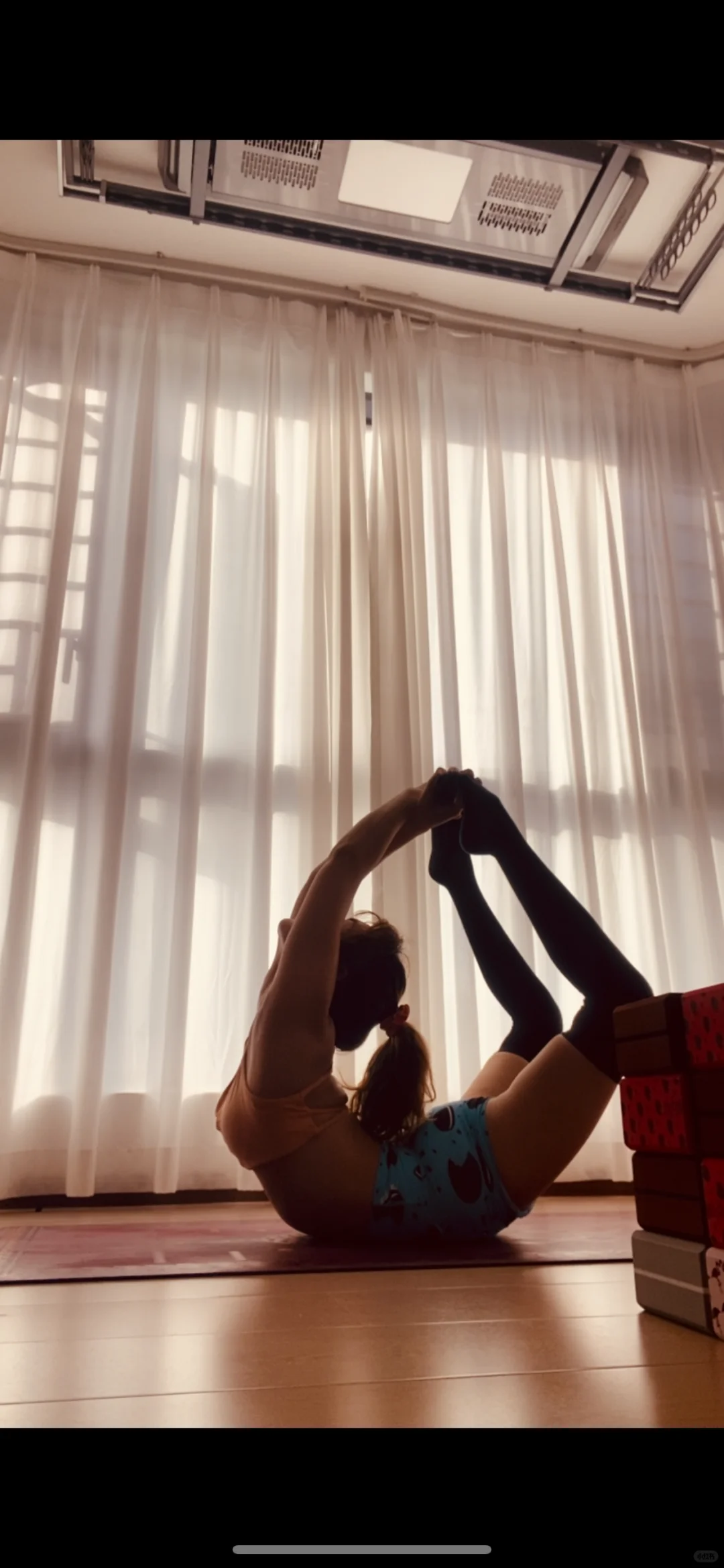 练习瑜伽的女孩子yyds