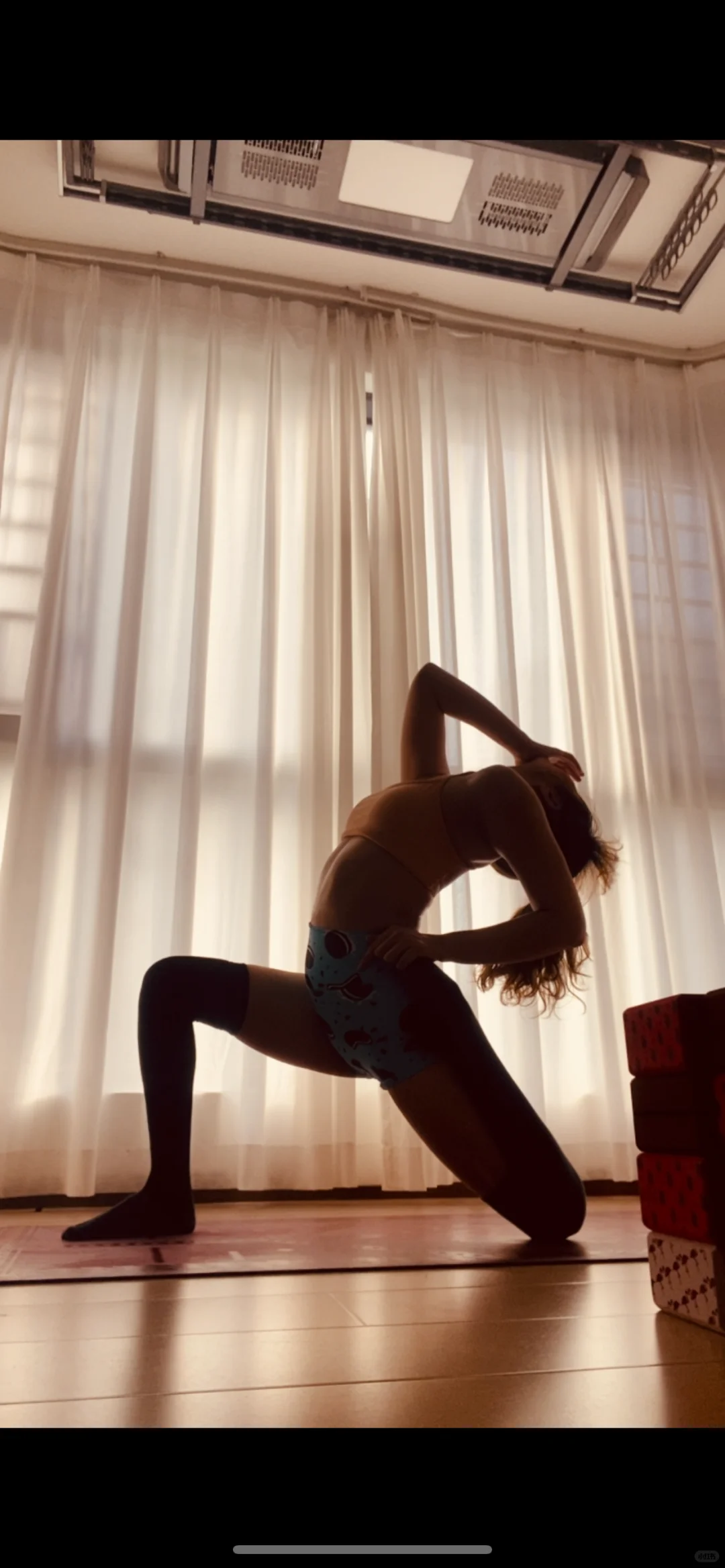 练习瑜伽的女孩子yyds