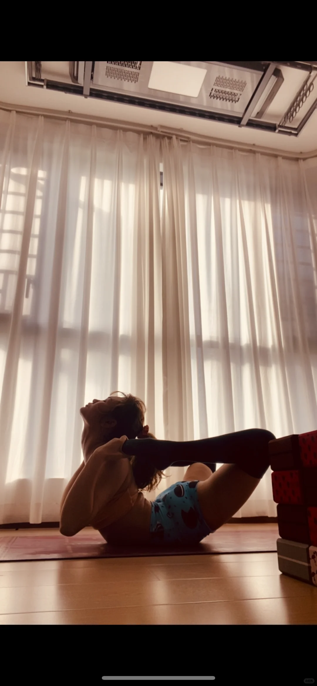 练习瑜伽的女孩子yyds