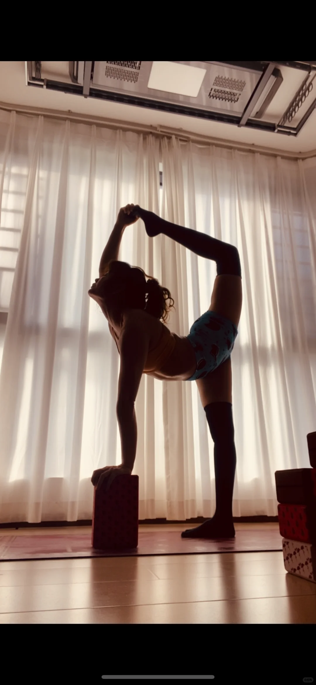 练习瑜伽的女孩子yyds