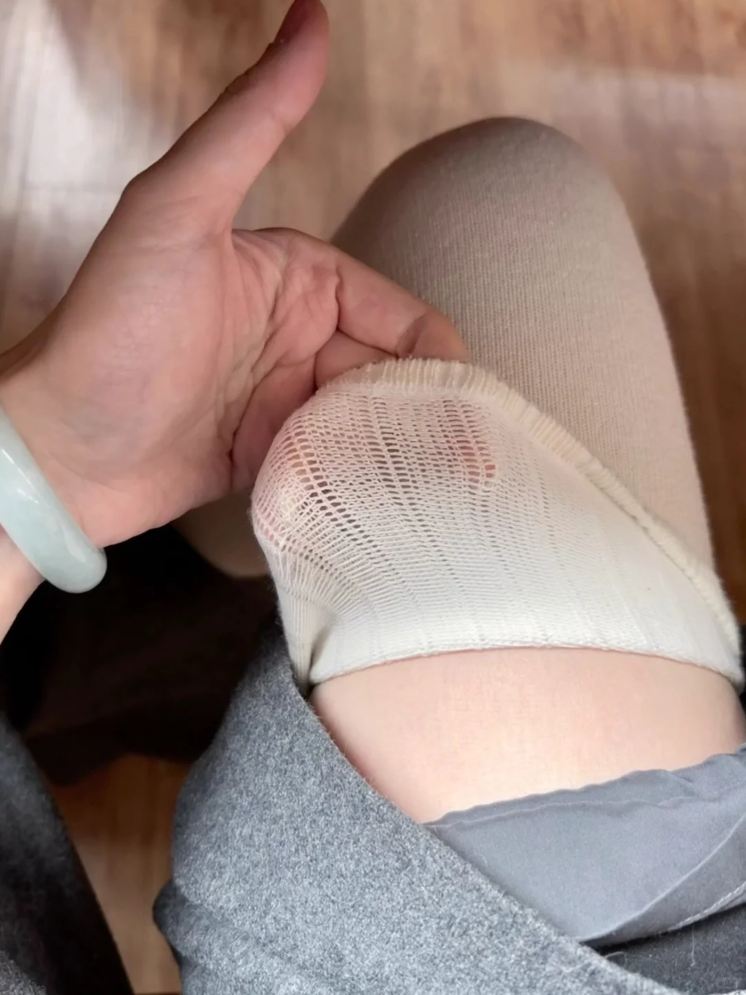 一个办公室的姐妹都和我一起穿上护膝袜！！！