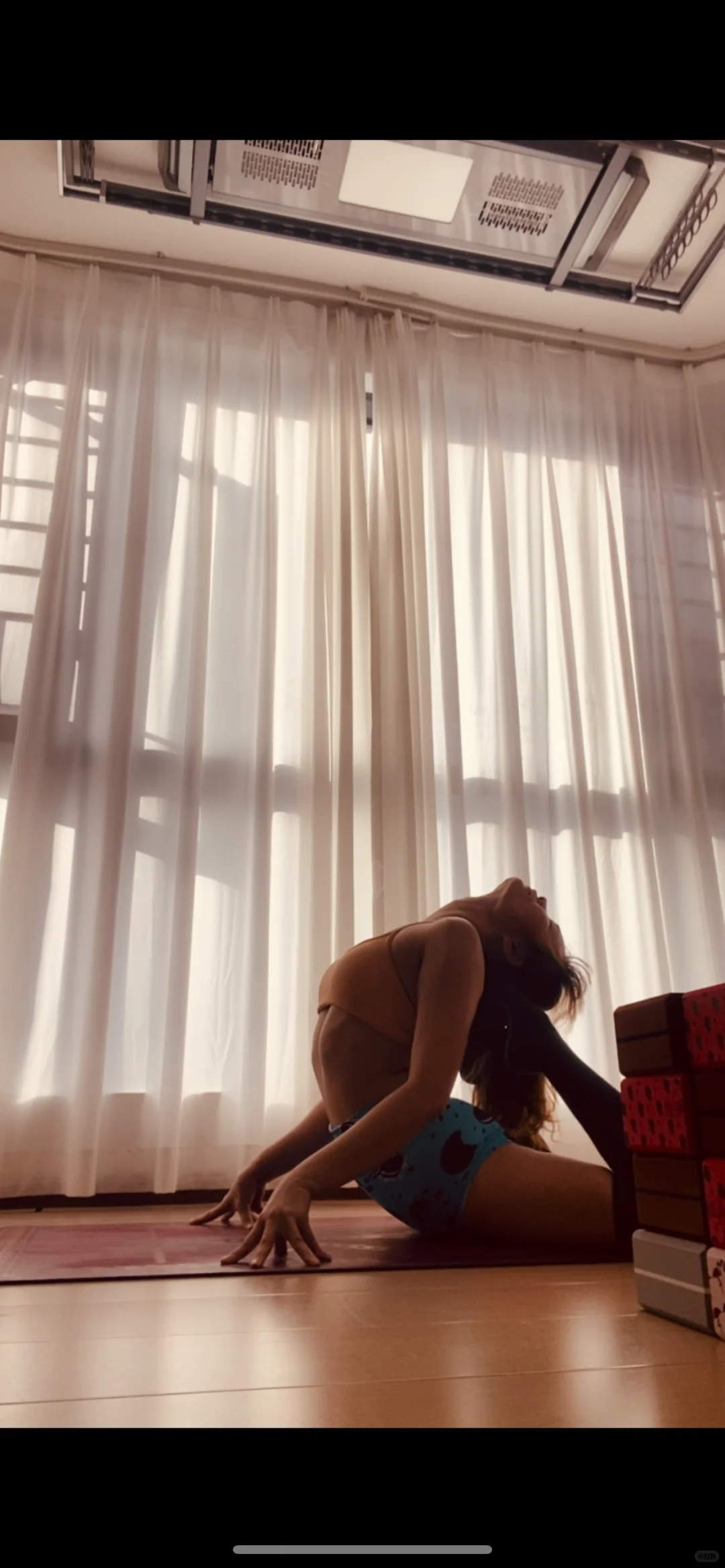 练习瑜伽的女孩子yyds