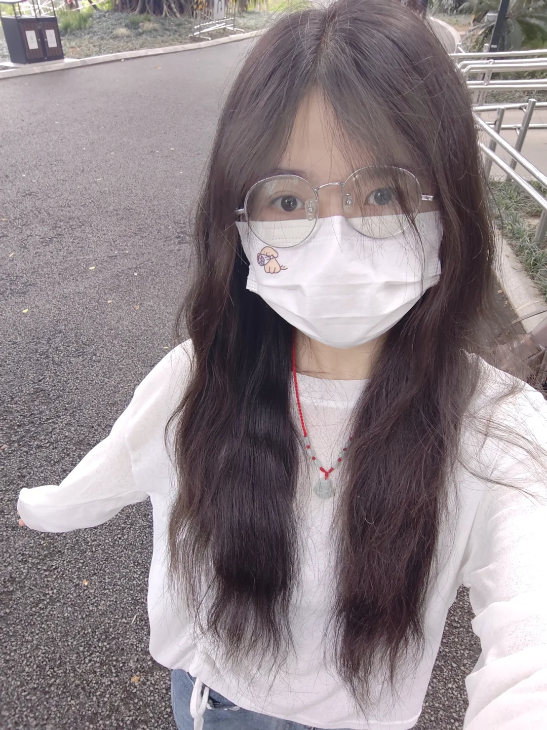 “在球场给打球的学妹送水”