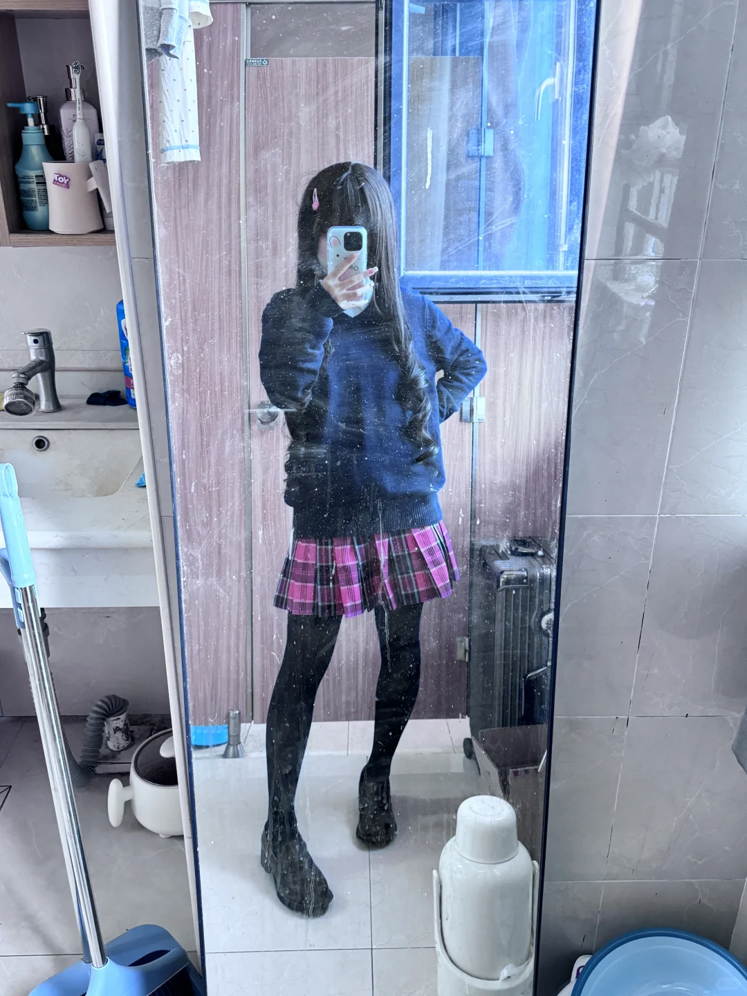 个子矮的把过膝袜往上提就变成厚黑了