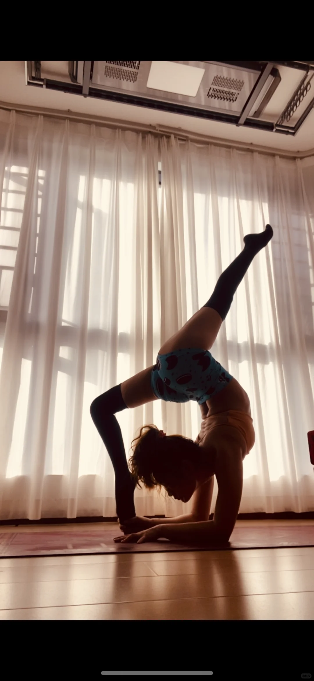 练习瑜伽的女孩子yyds