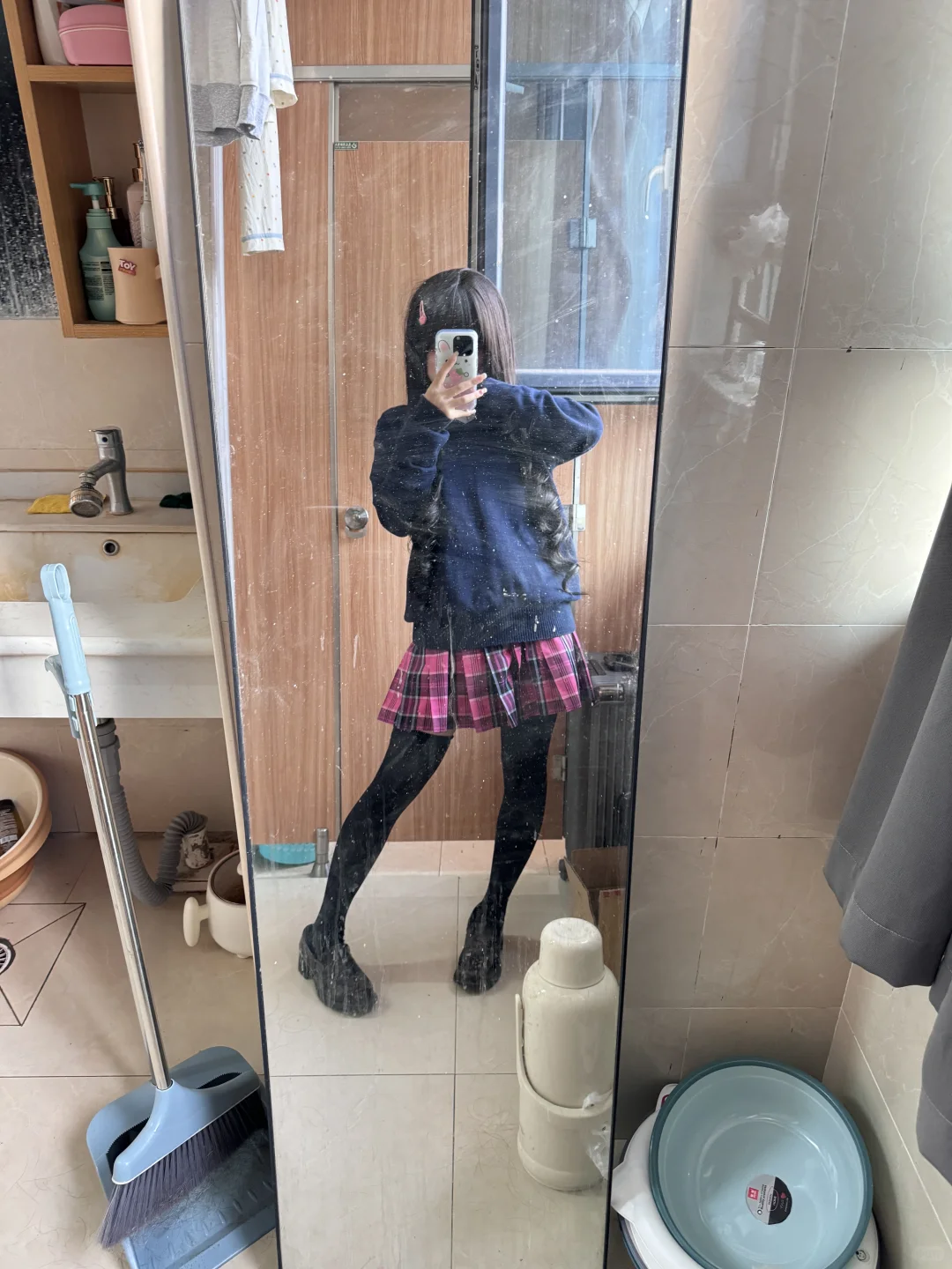 个子矮的把过膝袜往上提就变成厚黑了