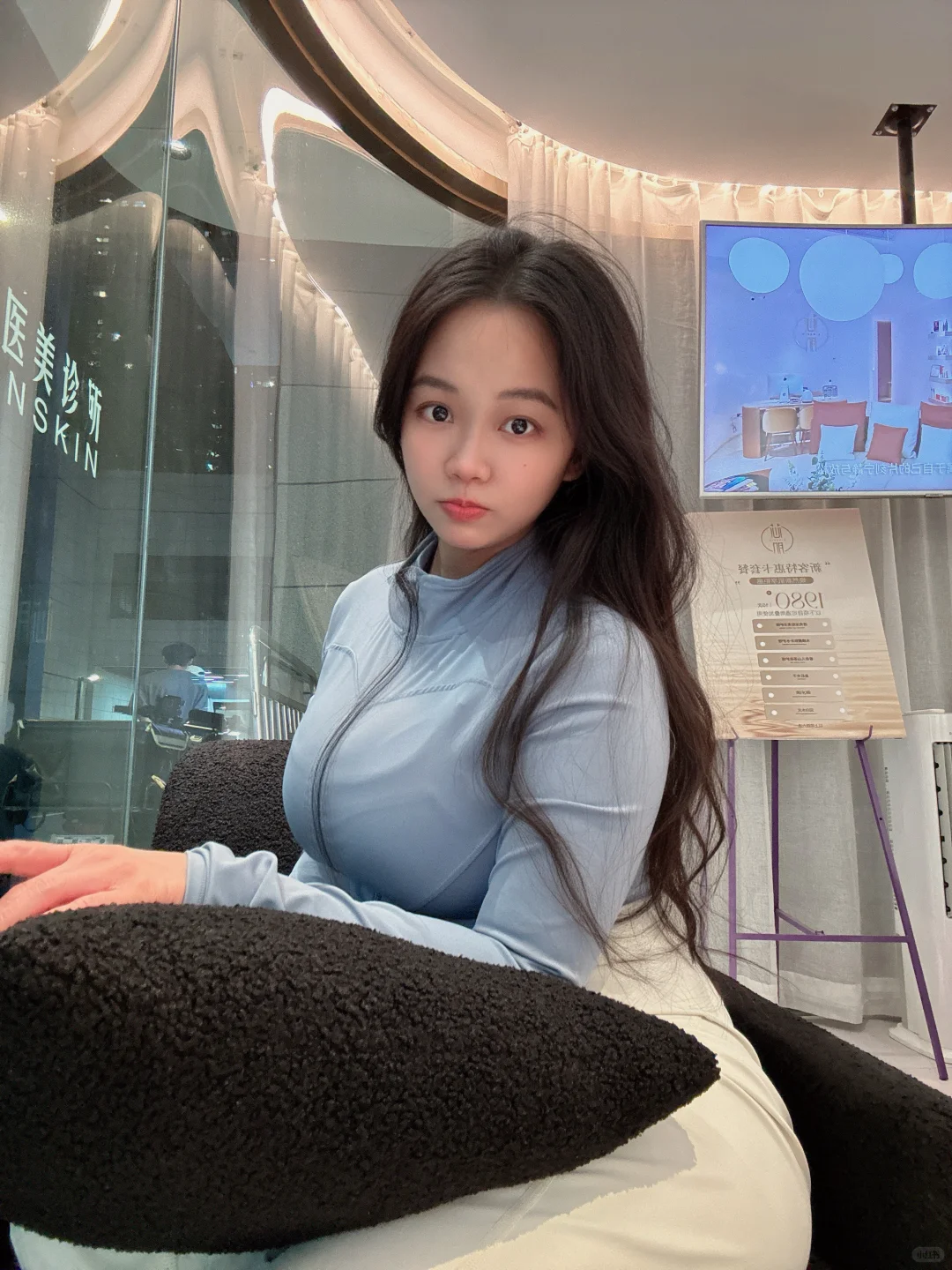 153身高，体重45，胸大女生把瑜伽服焊在身上