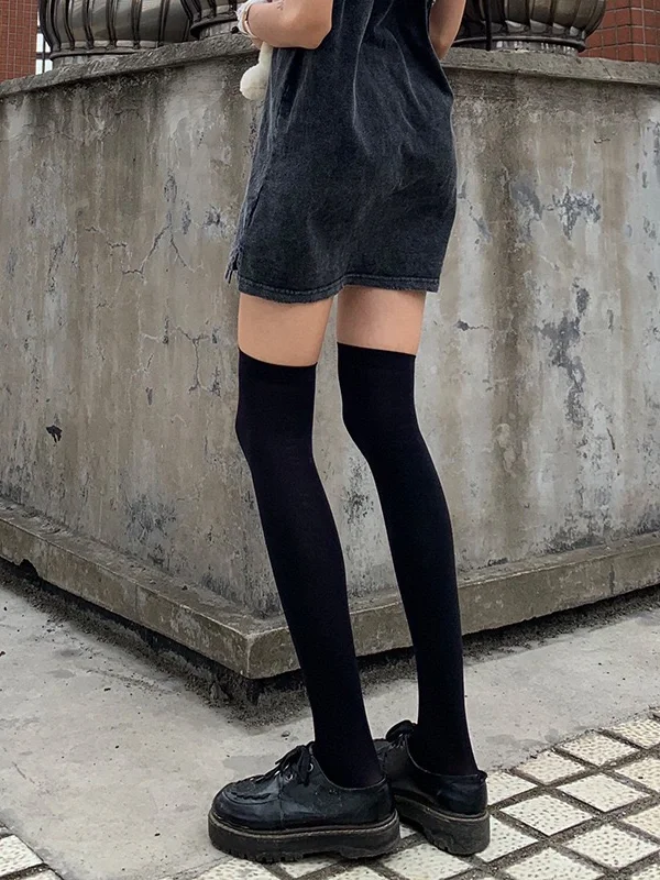 这双黑丝有点学院氛围学姐感